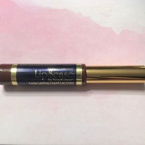 Long lasting liquid lipstick
